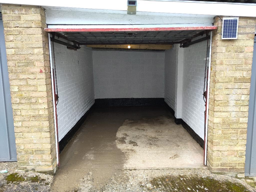 0, Howdens Court, London, SE25 6AR