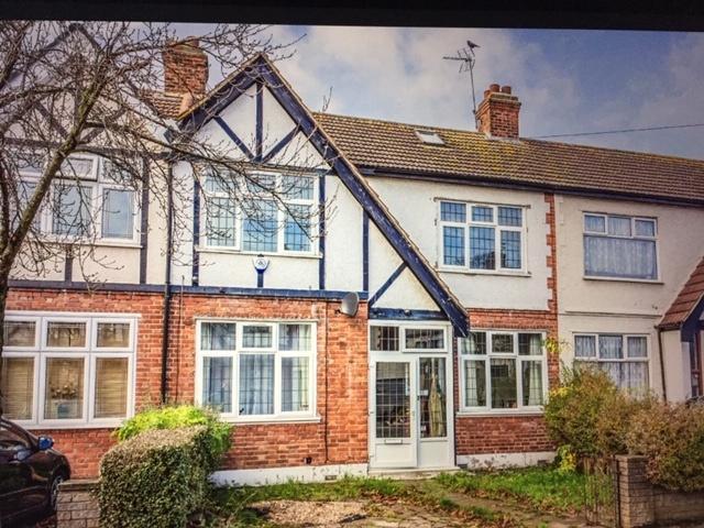 Babbacombe Gardens, Redbridge, London, IG4 5LZ